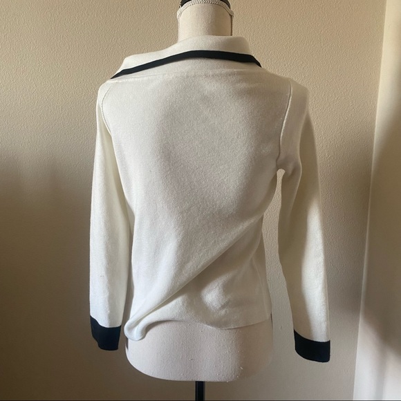 Asymmetrical back and white sweater - Picture 2 of 5